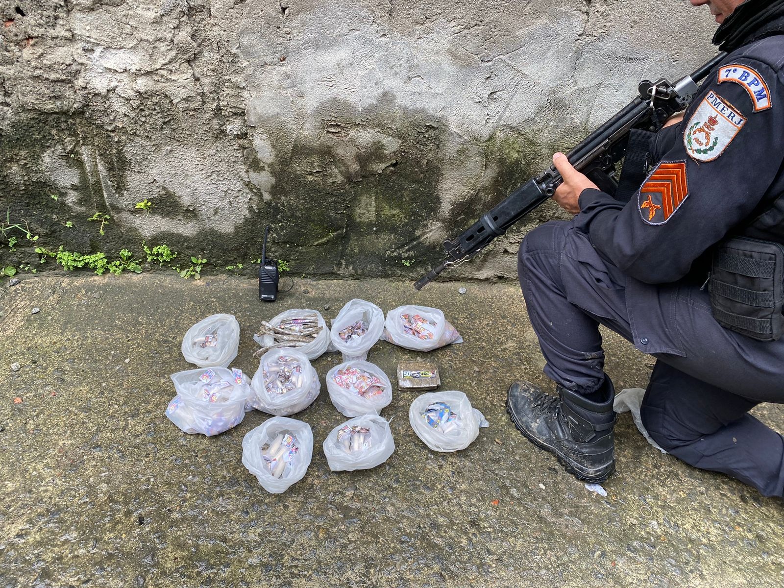 Policiais militares detém suspeitos e apreendem drogas em bairros de São Gonçalo  